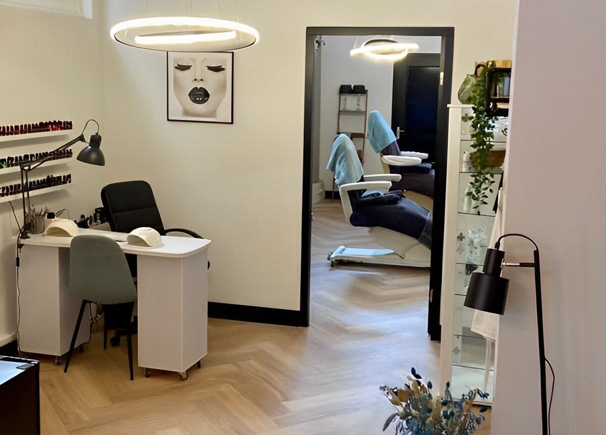 Elegante manicure- en pedicurehoek bij Go Glow! in Almelo, Overijssel, NL.