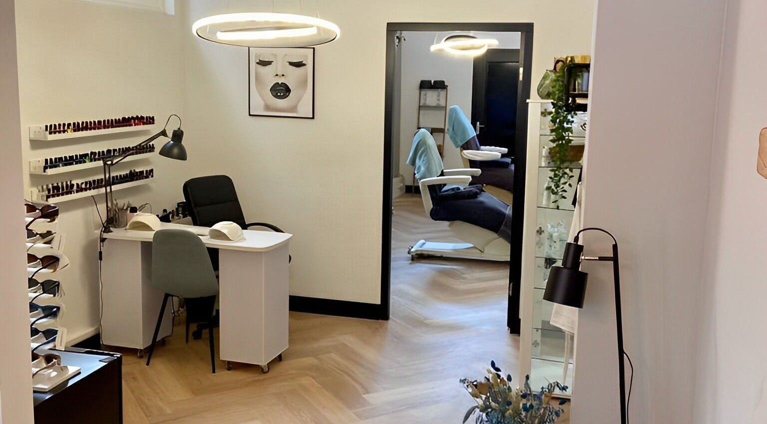 Elegante manicure- en pedicurehoek bij Go Glow! in Almelo, Overijssel, NL.