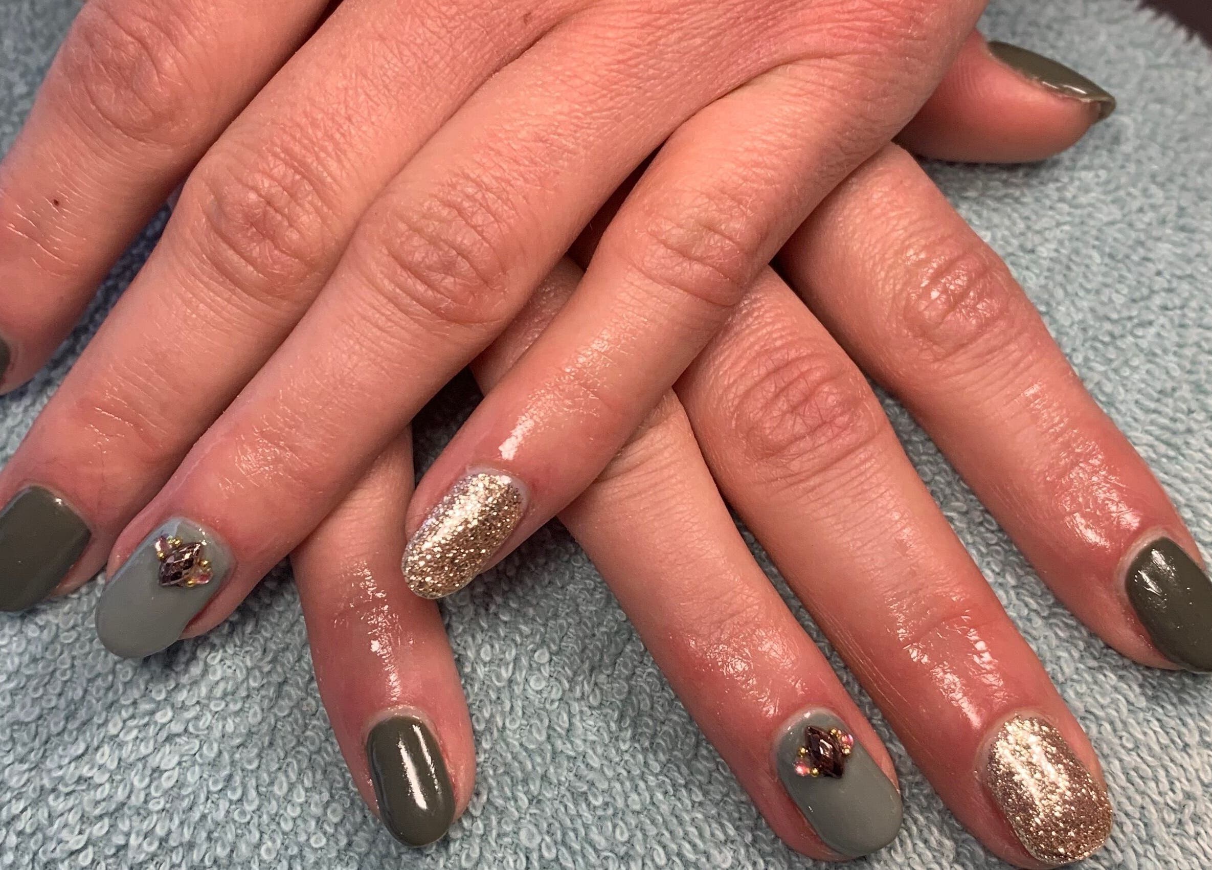 Stijlvolle manicure met goud en groen bij Go Glow! Almelo, Overijssel, NL.