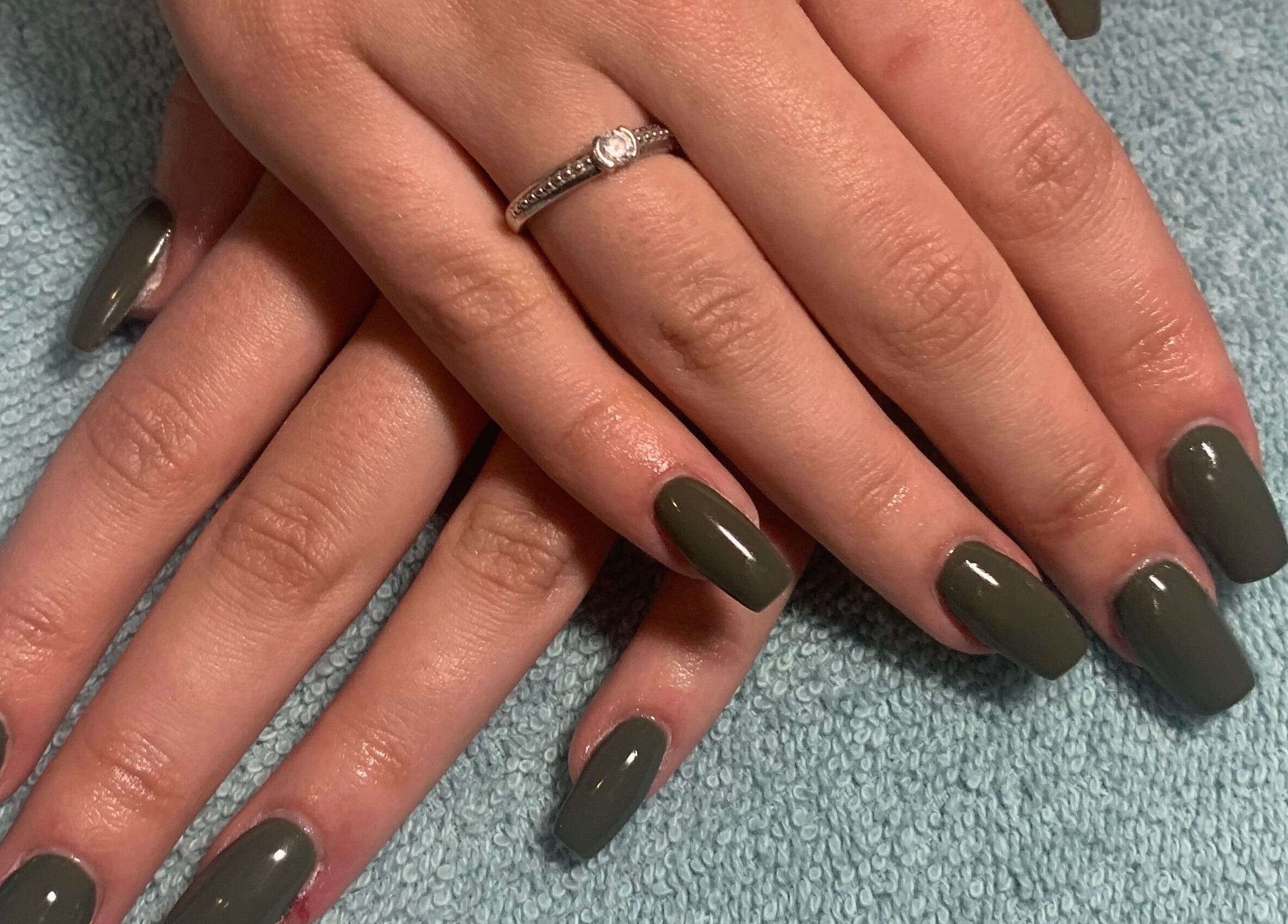 Elegante groene nagels met ring, Go Glow! salon, Almelo, Overijssel, NL.