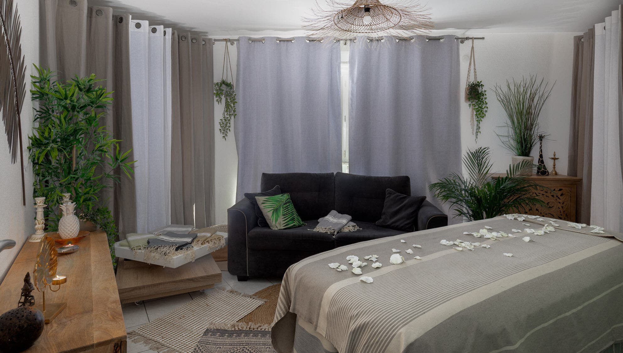 Salle de bien-être sereine à Pranaveda, Lyon, Auvergne-Rhône-Alpes, FR avec un canapé et des pétales blancs.