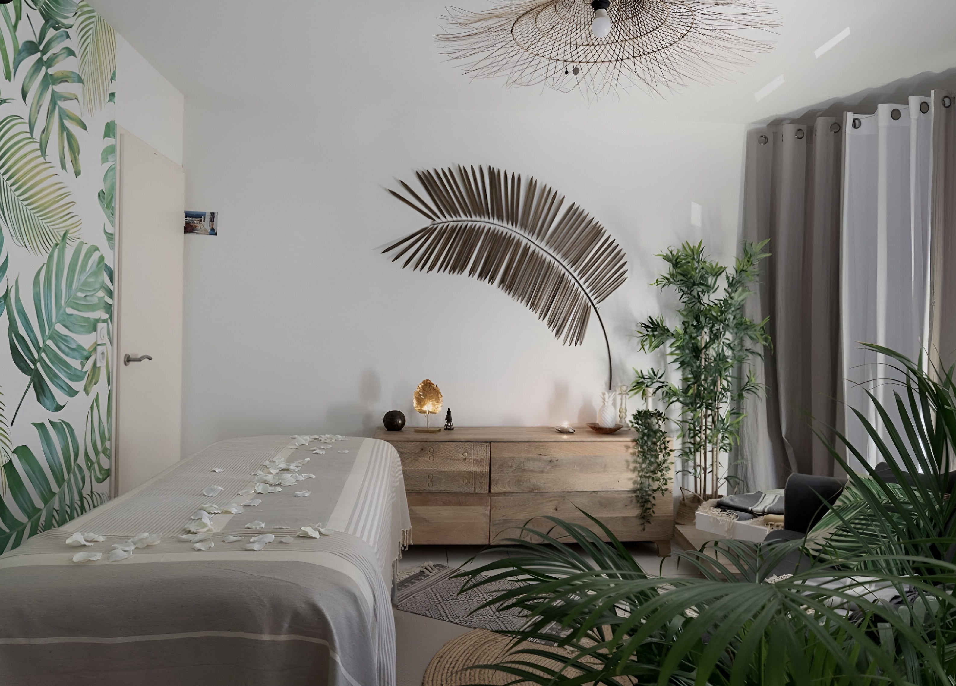 Salle de soins luxuriante à Pranaveda, Lyon, Auvergne-Rhône-Alpes, FR, avec décor tropical apaisant.