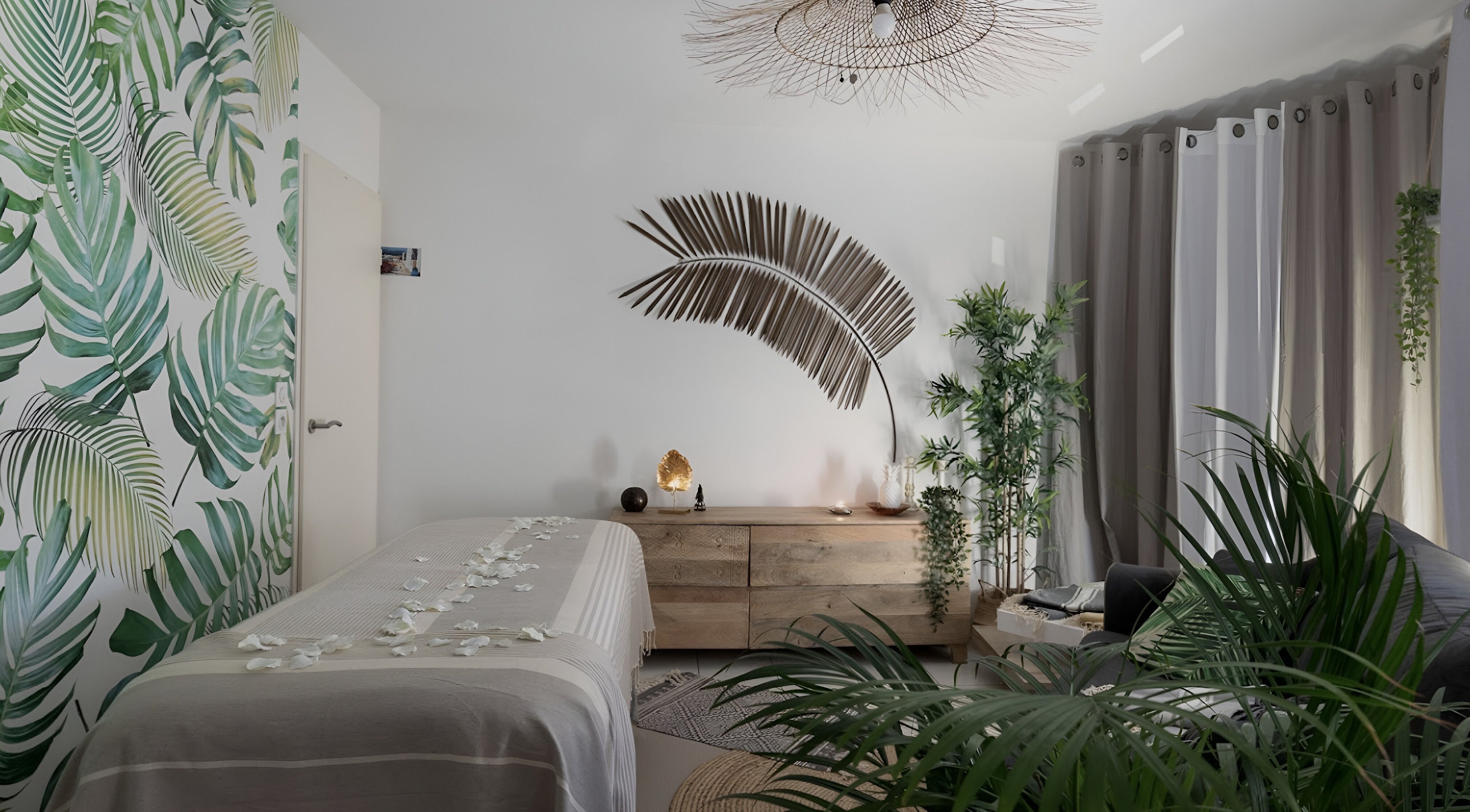 Salle de soins luxuriante à Pranaveda, Lyon, Auvergne-Rhône-Alpes, FR, avec décor tropical apaisant.