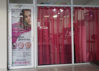 Entrada de Bella Bella Beauty Salon con cortinas rosas en San Pedro Sula, Cortés Department, HN.