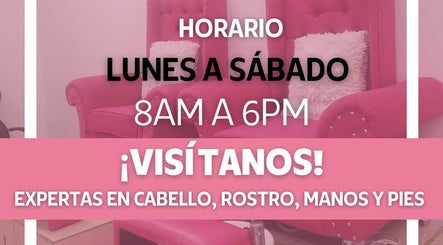 Interior de Bella Bella Beauty Salon en San Pedro Sula, con sillones rosas y decoración de belleza.