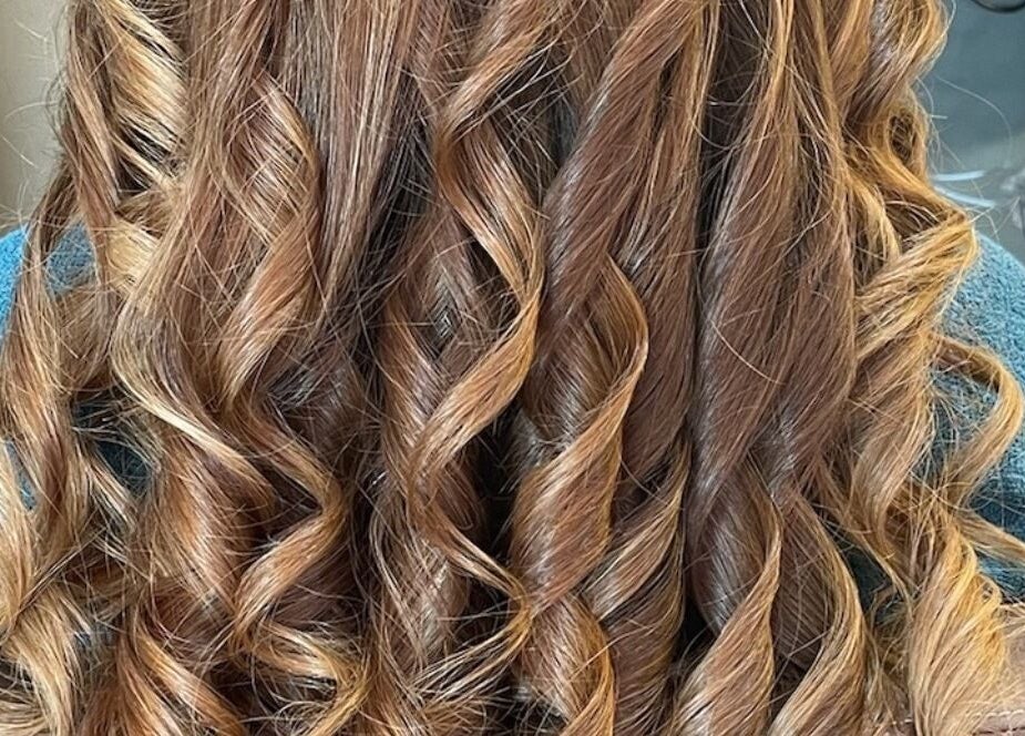 Elegant curled hairstyle at Blink & Wink in Janabiyah, Al-Muḥāfaẓat aš-Šamālīyah, BH.