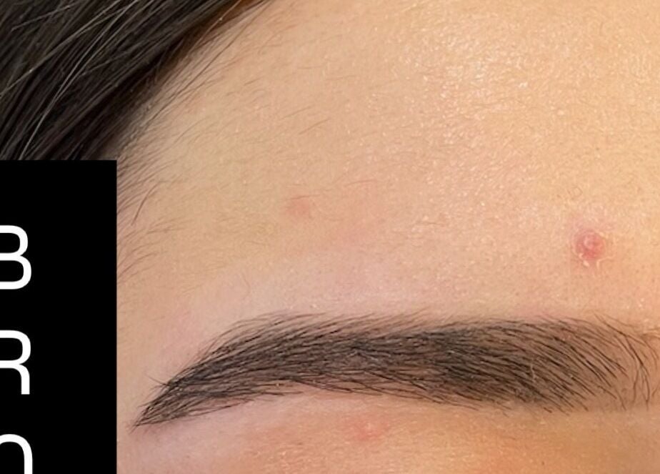 Beautifully shaped eyebrow in Blink & Wink, Janabiyah, Al-Muḥāfaẓat aš-Šamālīyah, BH.