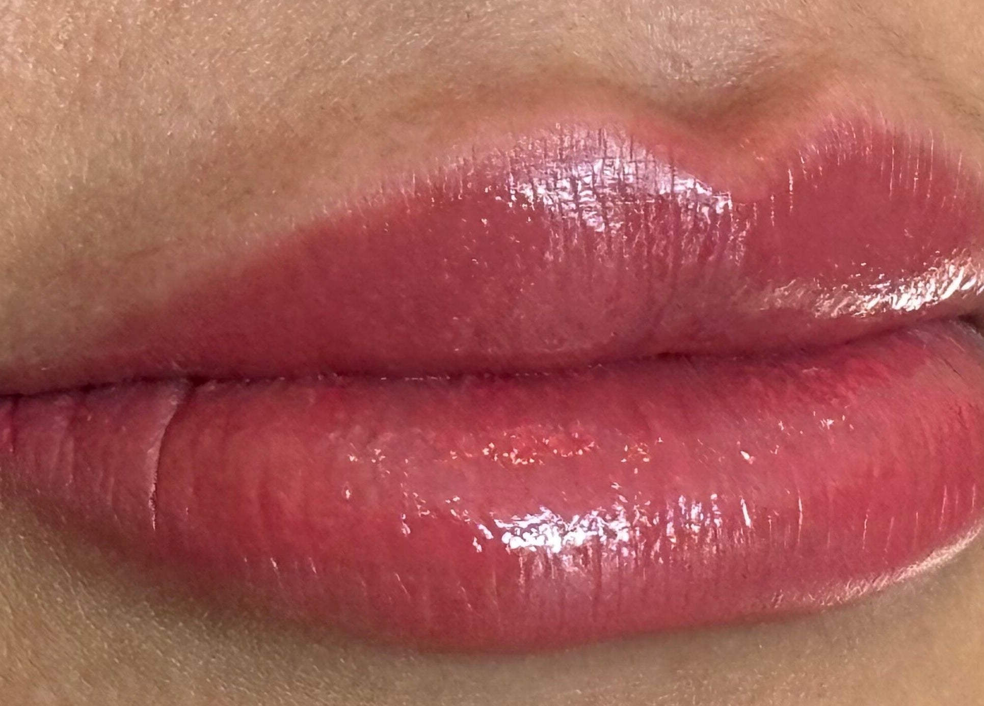 Glossy lips showcased at Blink & Wink, Janabiyah, Al-Muḥāfaẓat aš-Šamālīyah, BH, highlighting beauty services.