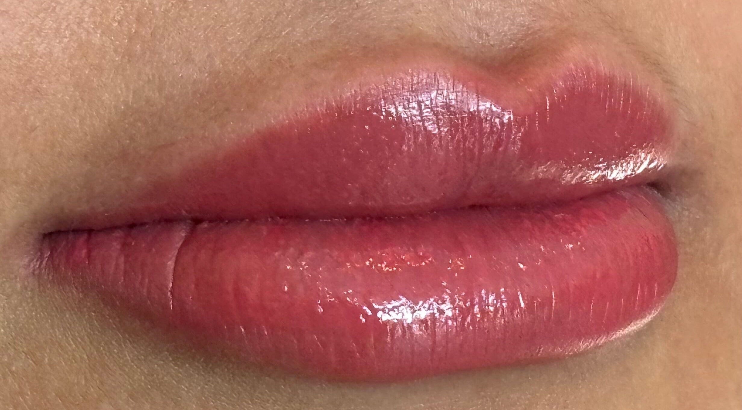 Glossy lips showcased at Blink & Wink, Janabiyah, Al-Muḥāfaẓat aš-Šamālīyah, BH, highlighting beauty services.