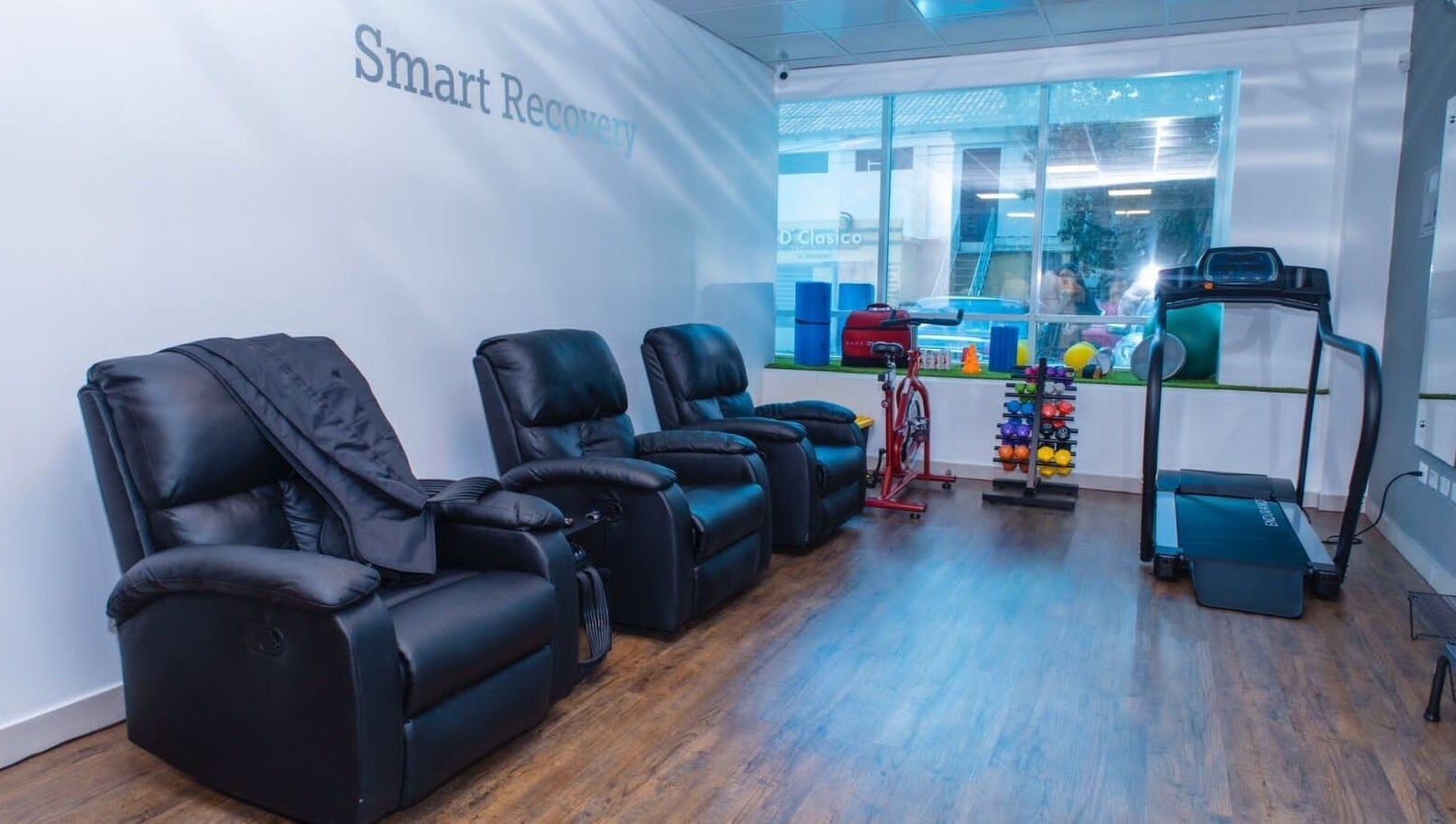 Sala de relajación en Fisio Balance con sillones de masaje en Santiago De Los Caballeros, Santiago, DO.