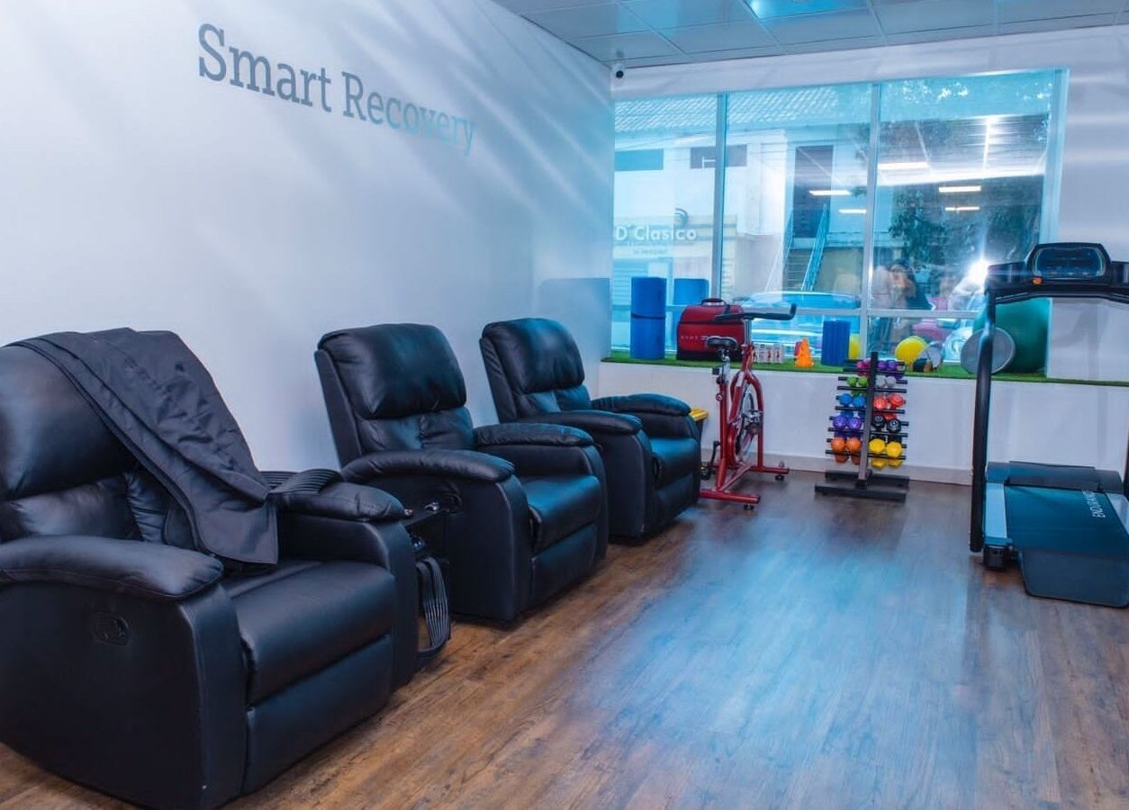 Sala de relajación en Fisio Balance con sillones de masaje en Santiago De Los Caballeros, Santiago, DO.