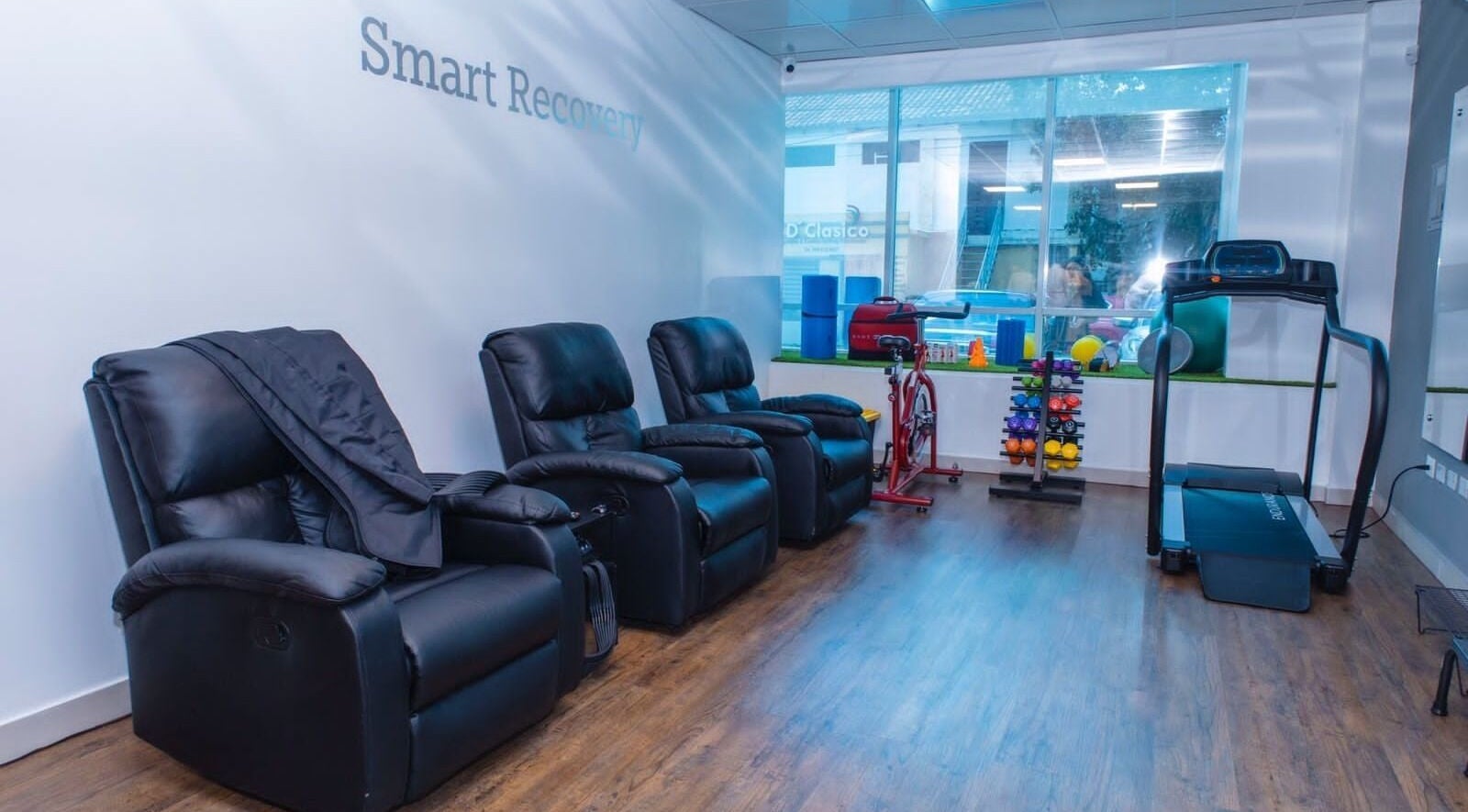 Sala de relajación en Fisio Balance con sillones de masaje en Santiago De Los Caballeros, Santiago, DO.