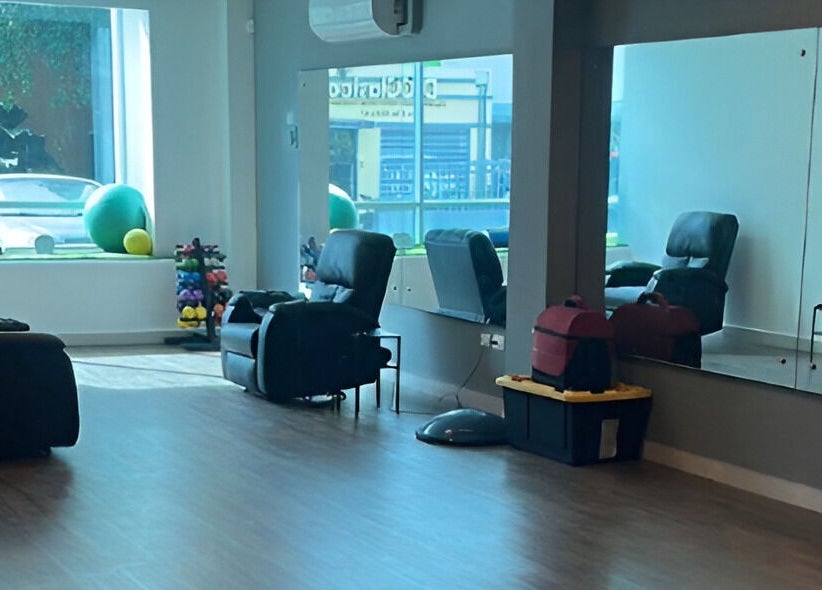 Espacio de relax en Fisio Balance, Santiago De Los Caballeros, Santiago, DO, con asientos cómodos y espejos.