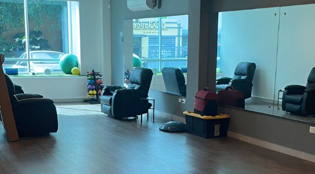 Espacio de relax en Fisio Balance, Santiago De Los Caballeros, Santiago, DO, con asientos cómodos y espejos.