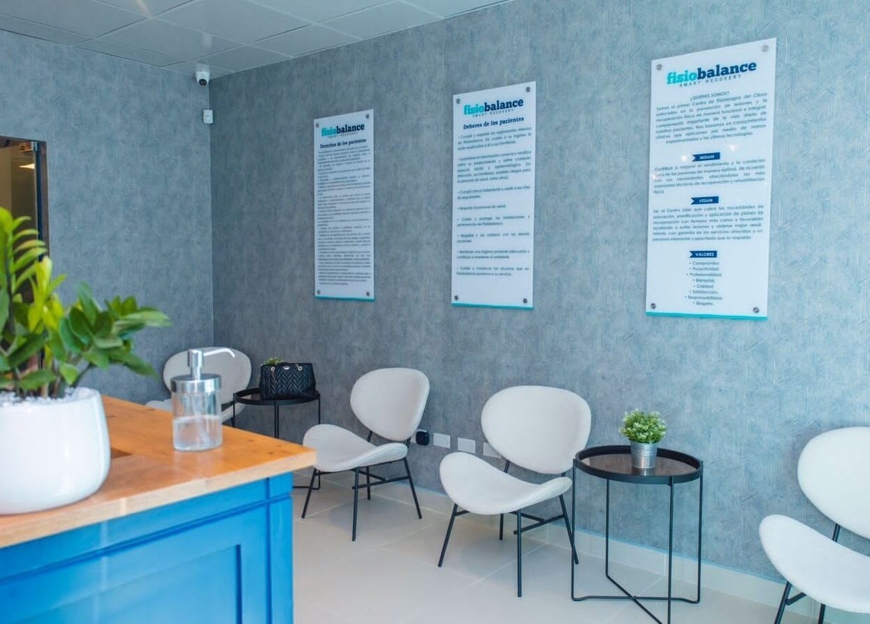 Recepción elegante de Fisio Balance en Santiago De Los Caballeros, Santiago, DO con asientos y decoración verde.
