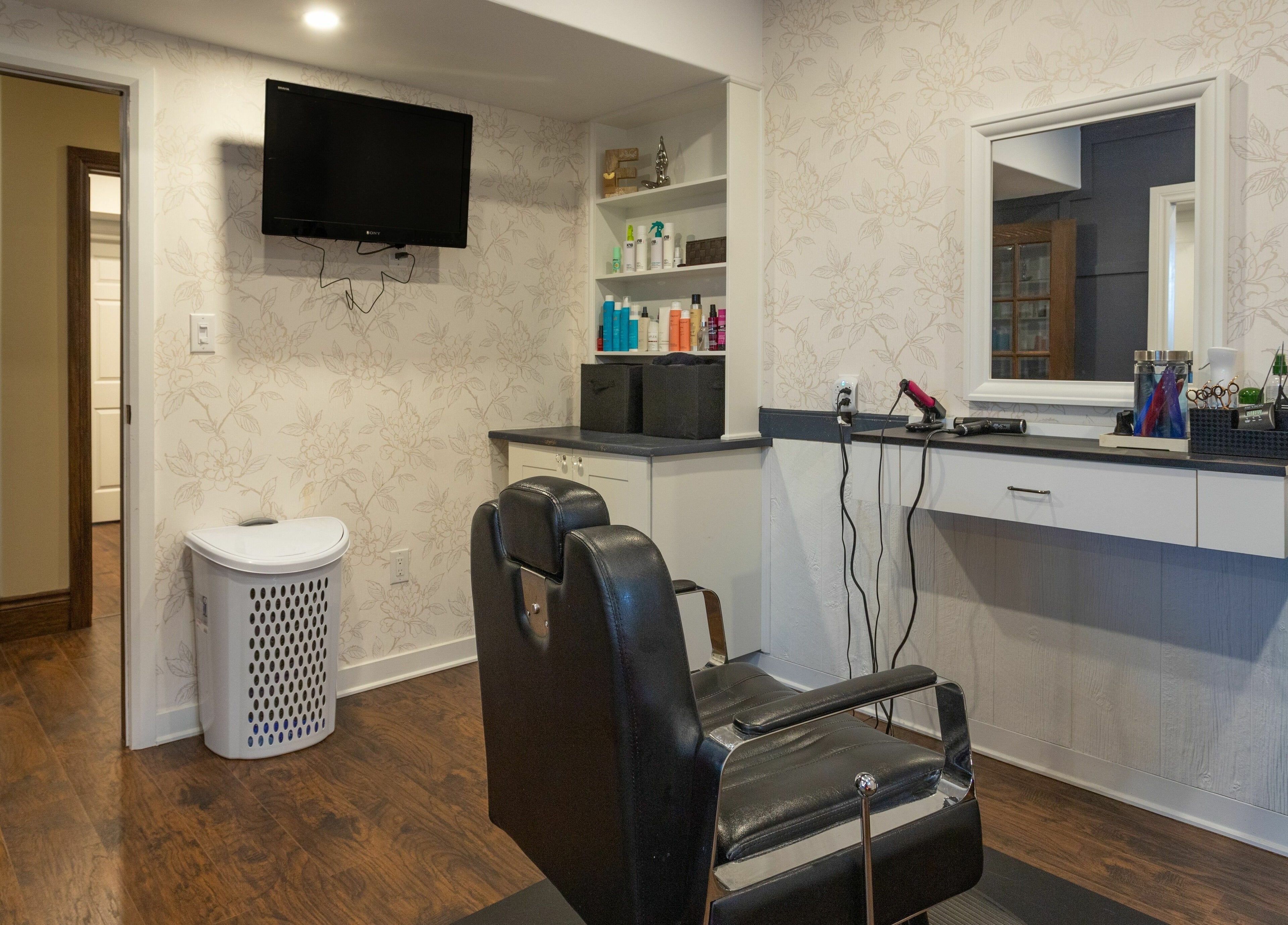 Cozy salon setup at Erin’s Hair Design in Bradford West Gwillimbury, Ontario, CA with styling chair and mirror.