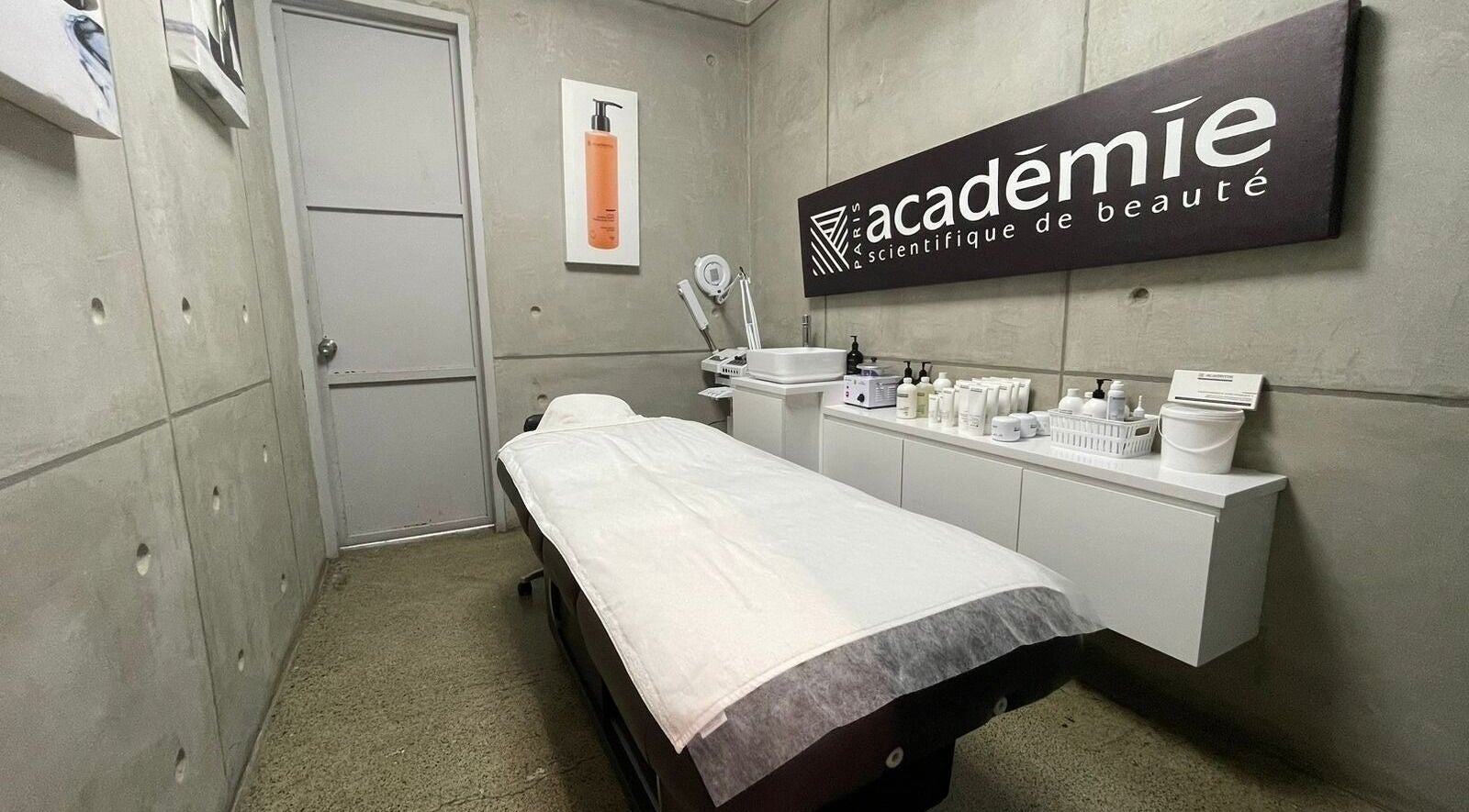 Sleek treatment room at Rerotti Gents - District 1 in Dubai, Dubai, AE with modern skincare setup.