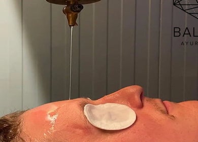 Relaxing Shirodhara therapy at Baliga Ayurveda & Skin Clinic, London, England, GB.