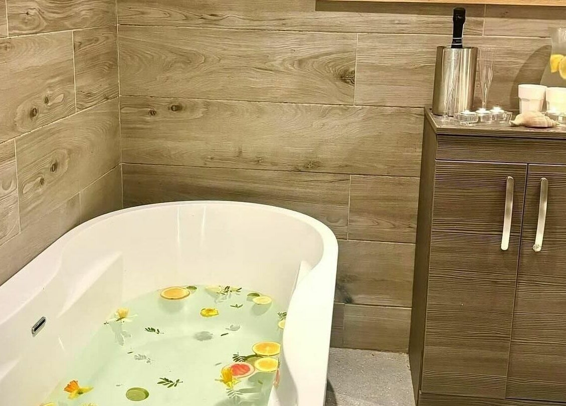 Luxurious bathtub with citrus and flowers at Lusty Beg Island, Enniskillen, Northern Ireland, GB.