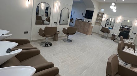 Salon Q image 2