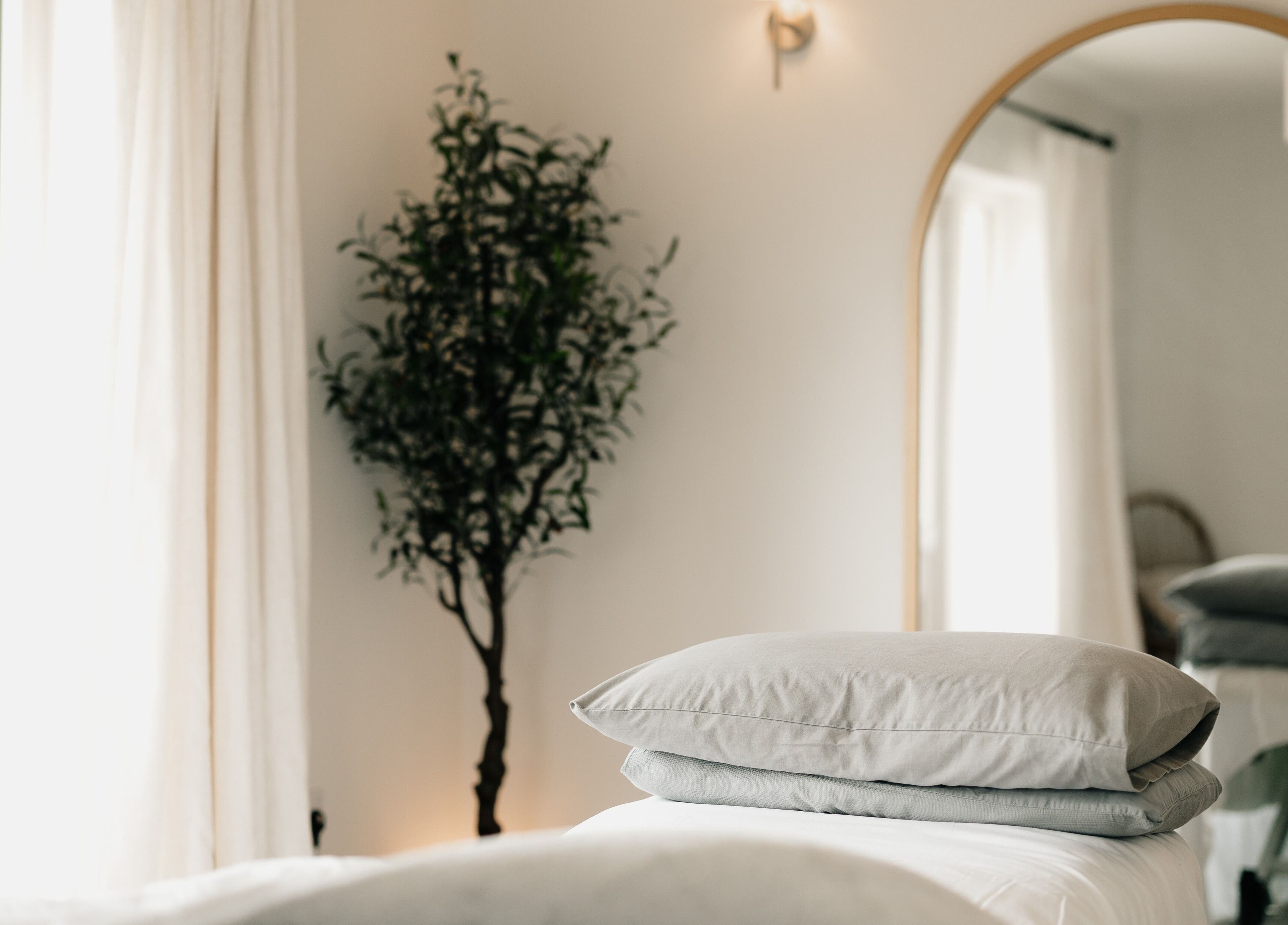Relaxing massage room at Sãno Wellness | Amy O Mara, Lisnagry, IE with soft light and plush bedding.