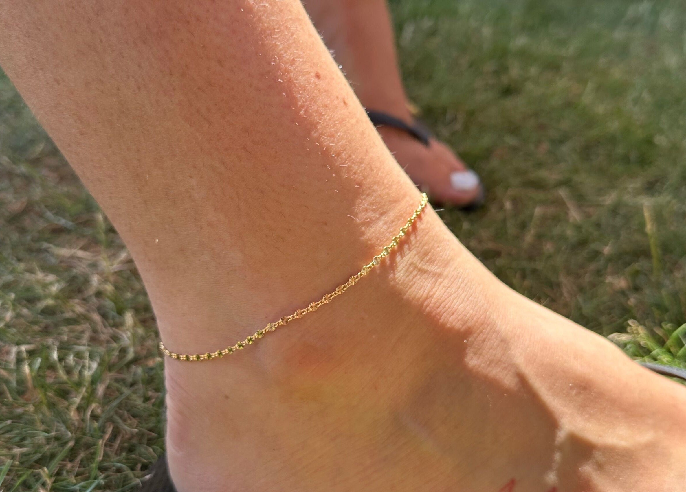 Elegant gold anklet on display at Sanctuary Eleven-Daisy Chains, Royal Leamington Spa, England, GB.