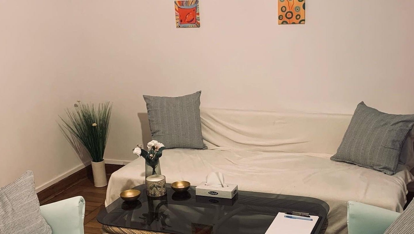 Przytulne wnętrze Krotoszyńska w Warszawie, Mazowieckie, PL z sofą i dekoracjami.