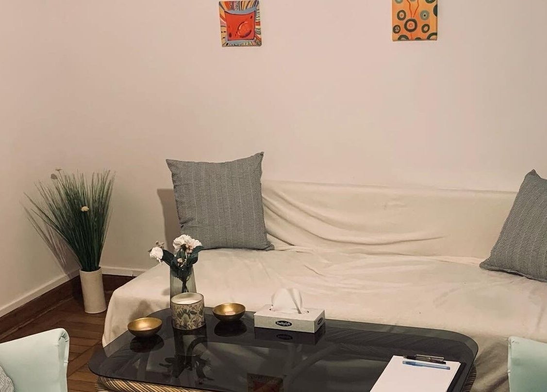 Przytulne wnętrze Krotoszyńska w Warszawie, Mazowieckie, PL z sofą i dekoracjami.