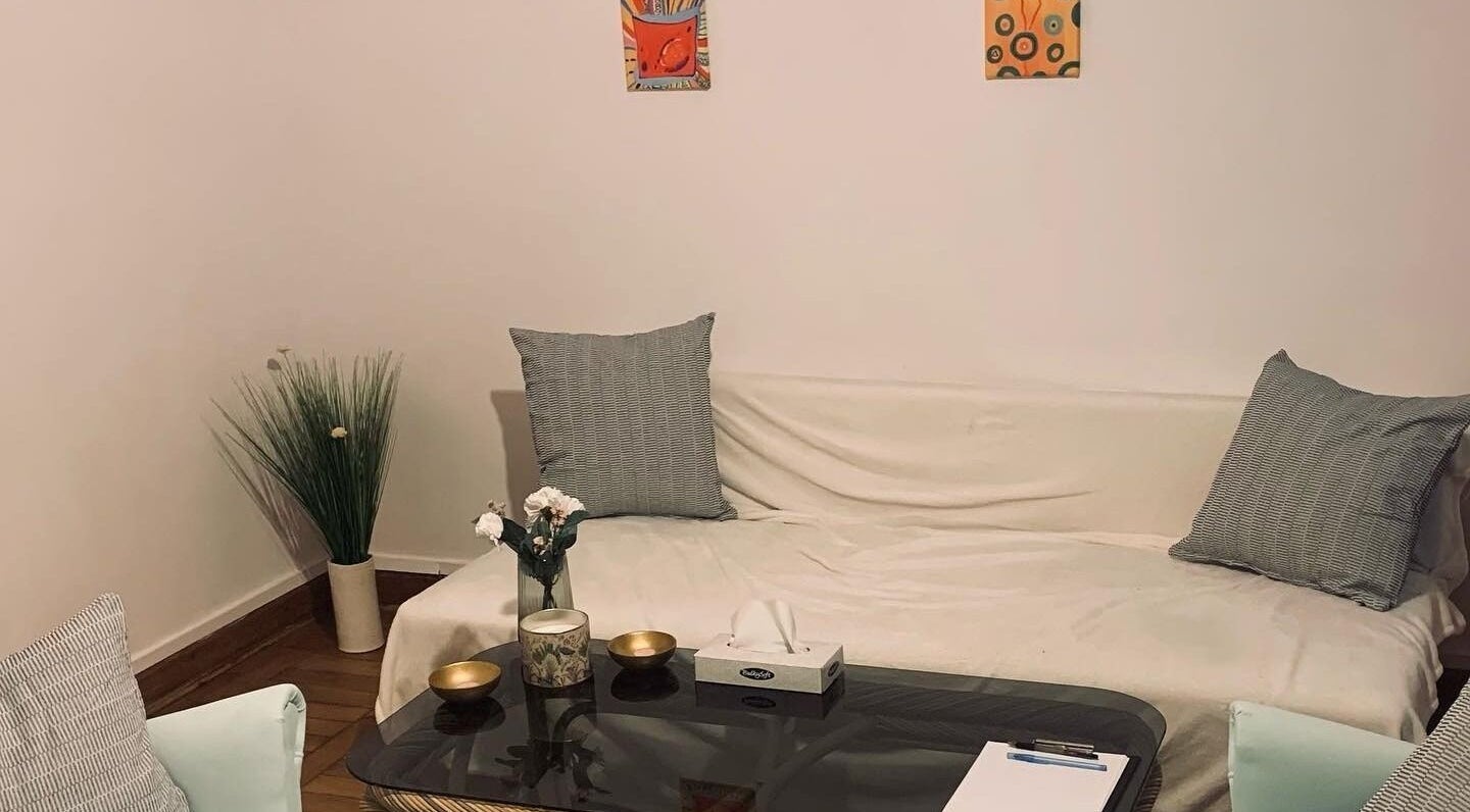 Przytulne wnętrze Krotoszyńska w Warszawie, Mazowieckie, PL z sofą i dekoracjami.