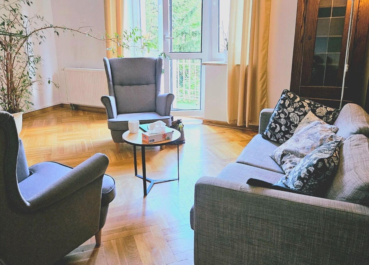 Przytulne wnętrze salonu w Krotoszyńska, Warszawa, Mazowieckie, PL z sofą i fotelami.