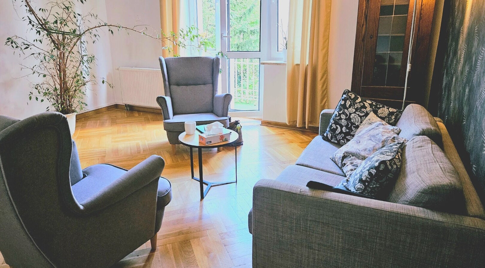 Przytulne wnętrze salonu w Krotoszyńska, Warszawa, Mazowieckie, PL z sofą i fotelami.