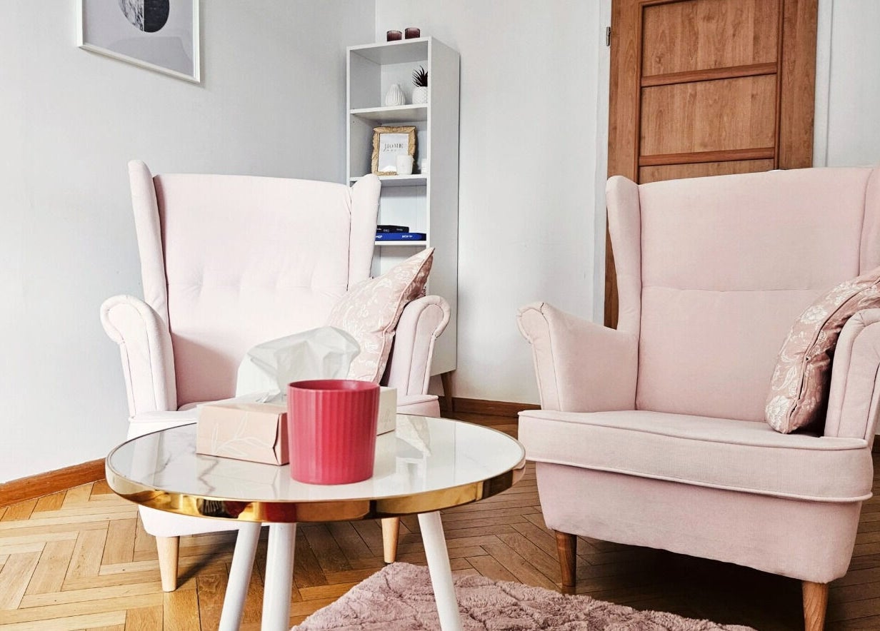 Elegancki salon z różowymi fotelami w Krotoszyńska, Warszawa, Mazowieckie, PL.
