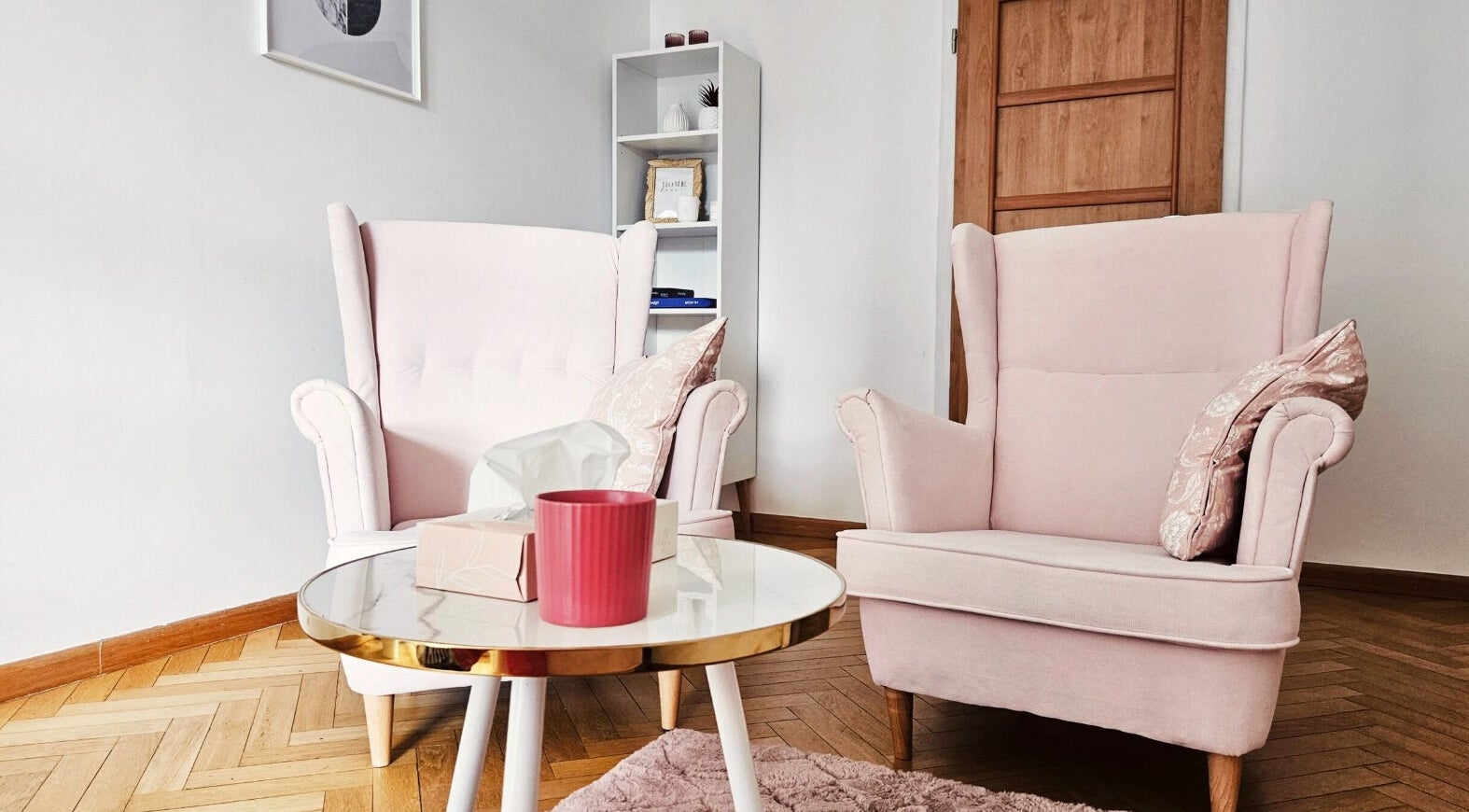 Elegancki salon z różowymi fotelami w Krotoszyńska, Warszawa, Mazowieckie, PL.