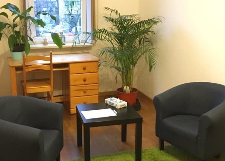 Komfortowy kącik w Krotoszyńska, Warszawa, Mazowieckie, PL z fotelami i biurkiem.