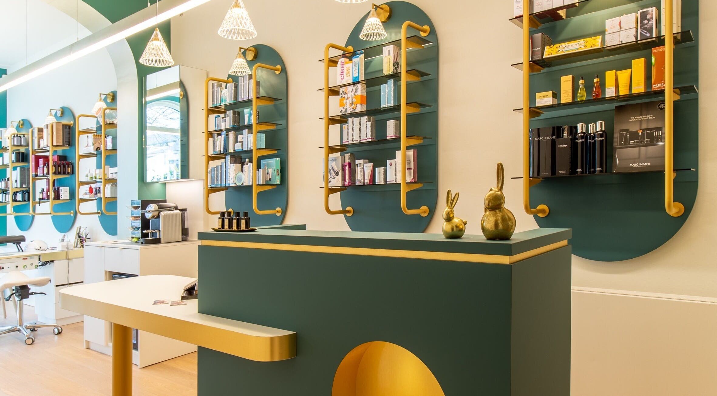 Stijlvol interieur van Versau in Turnhout, Vlaanderen, BE met moderne producten en displays.