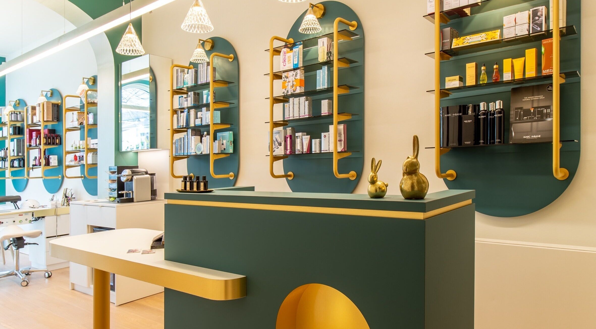 Stijlvol interieur van Versau in Turnhout, Vlaanderen, BE met moderne producten en displays.