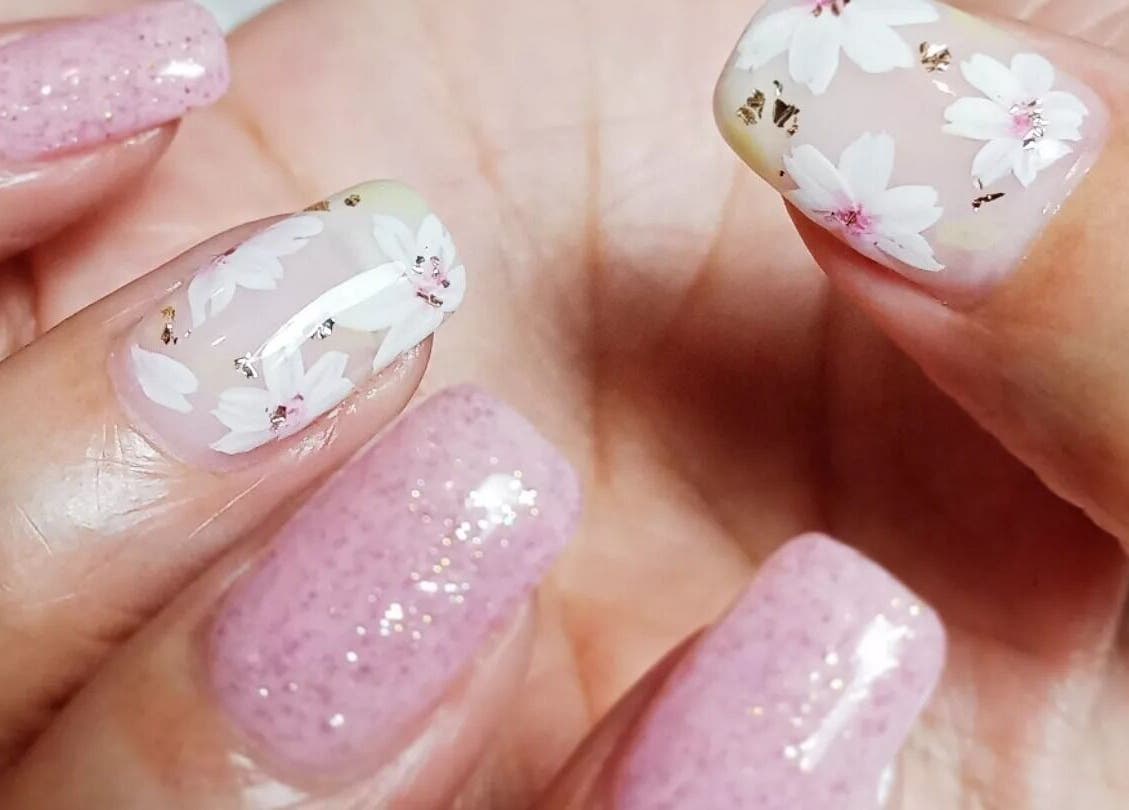 Elegant floral nail design at aQuaeria Nail & Lash, Hong Kong Island, HK. Perfect for beauty enthusiasts.
