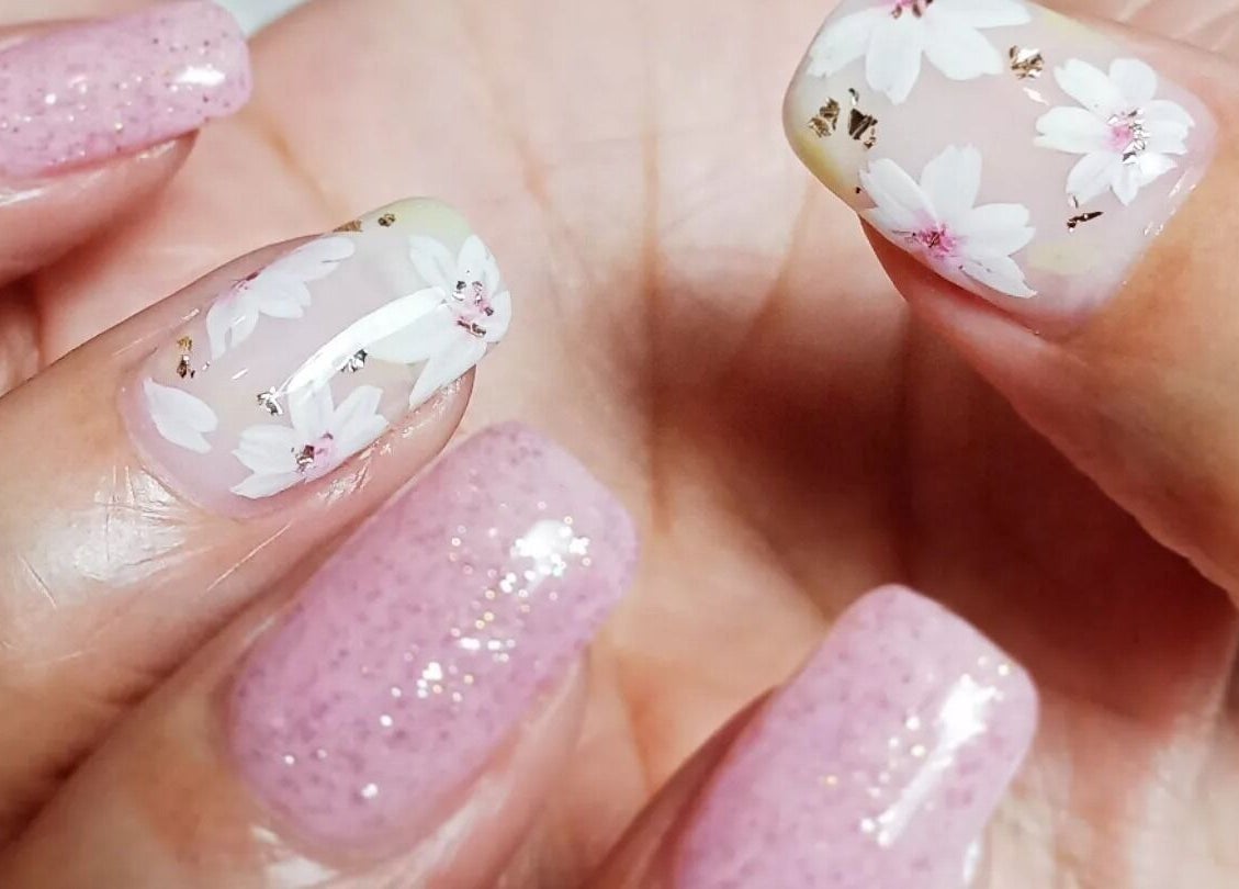 Elegant floral nail design at aQuaeria Nail & Lash, Hong Kong Island, HK. Perfect for beauty enthusiasts.