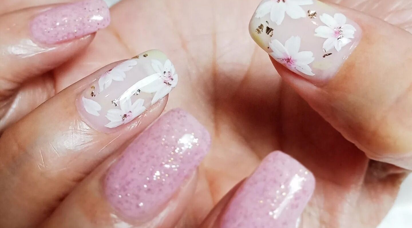 Elegant floral nail design at aQuaeria Nail & Lash, Hong Kong Island, HK. Perfect for beauty enthusiasts.