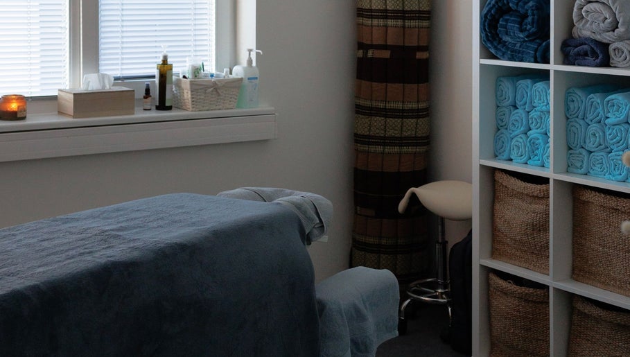 Massage room with towels and spa items at M - Therapy OÜ, Tallinn, Harju maakond, EE.