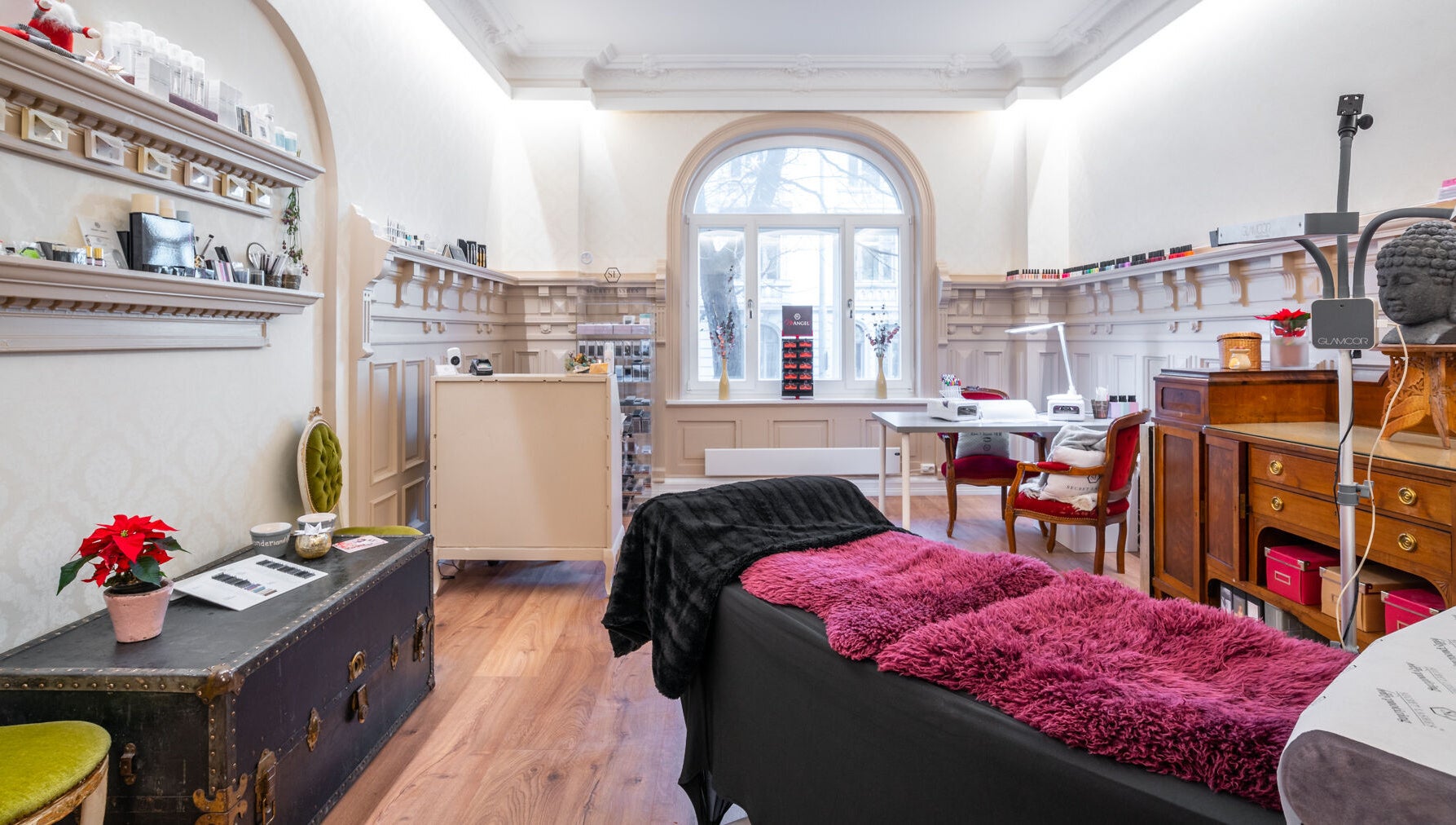 Elegant interiør hos Secret Lashes Norge AS, Oslo, Oslo, NO med lys innredning og arbeidsområde.