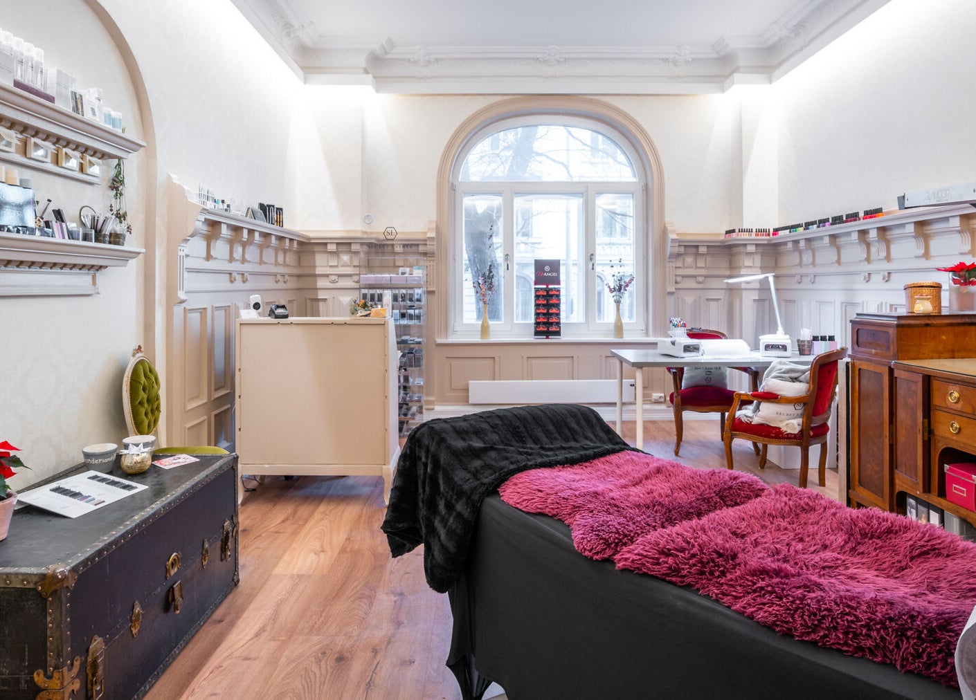 Elegant interiør hos Secret Lashes Norge AS, Oslo, Oslo, NO med lys innredning og arbeidsområde.