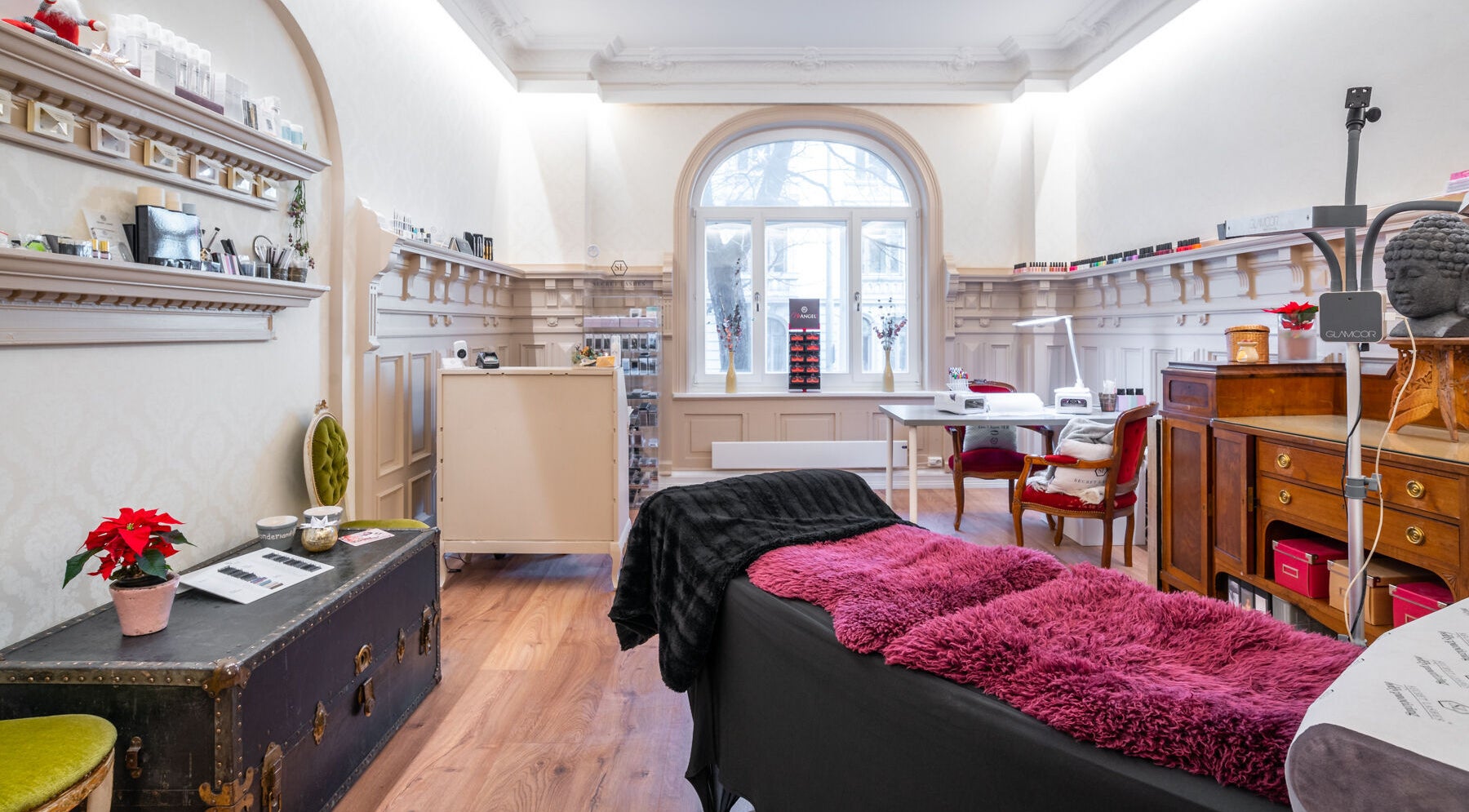 Elegant interiør hos Secret Lashes Norge AS, Oslo, Oslo, NO med lys innredning og arbeidsområde.