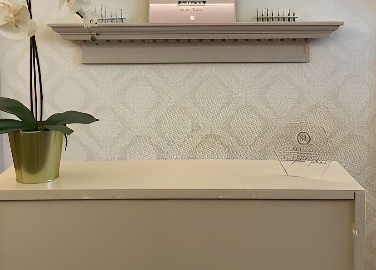 Lyst og elegant resepsjonsområde hos Secret Lashes Norge AS i Oslo, Oslo, NO med vakre blomsterdekorasjoner.