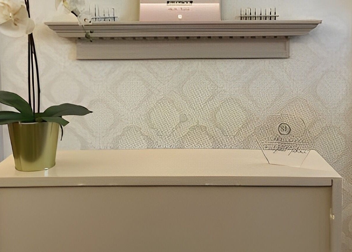 Lyst og elegant resepsjonsområde hos Secret Lashes Norge AS i Oslo, Oslo, NO med vakre blomsterdekorasjoner.