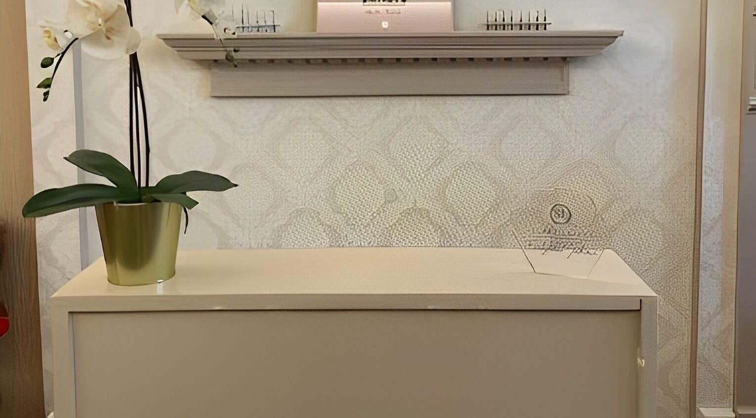 Lyst og elegant resepsjonsområde hos Secret Lashes Norge AS i Oslo, Oslo, NO med vakre blomsterdekorasjoner.