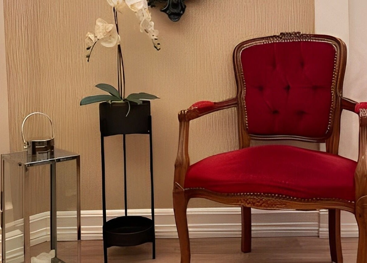 Elegant rødstol og blomst ved Secret Lashes Norge AS, Oslo, Oslo, NO. Perfekt for avslapning.