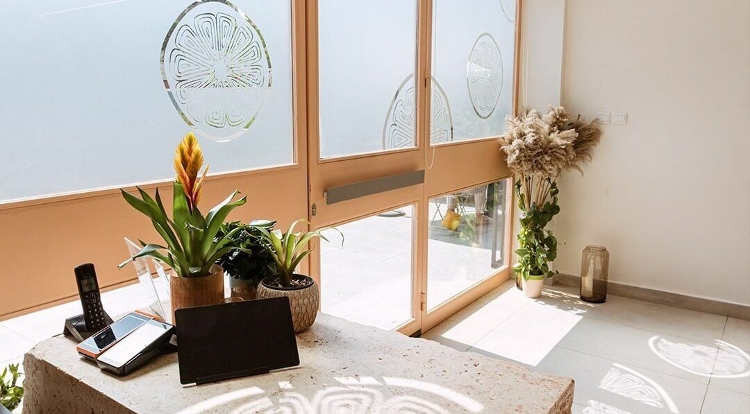 Calamantina's bright, welcoming reception in Aqaba, Aqaba Governorate, JO, featuring plants and natural lighting.
