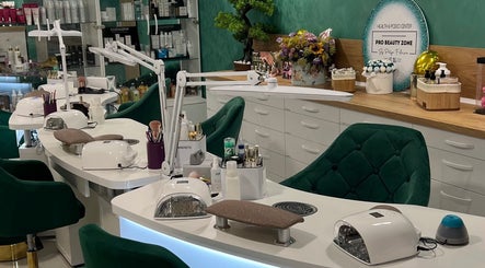 Вътрешен изглед на салон Pro Beauty Zone by Petya Fileva, София, Област София, BG с елегантни зелени столове.