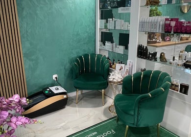 Елегантни зелени кресла в Pro Beauty Zone by Petya Fileva, София, Област София, BG.